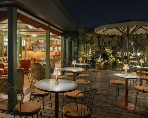 Outdoor bar with NEOZ Victoria Cordless Lamp