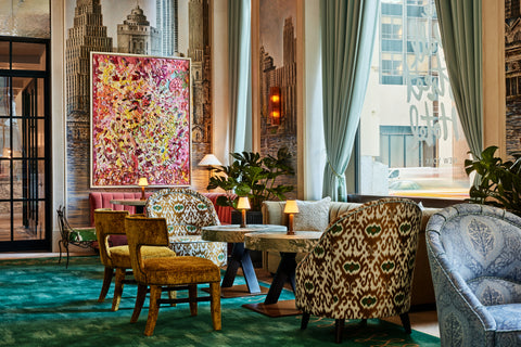 Victoria_with_custom_Lampshade_at_Wall_Street_Hotel_New_York_001